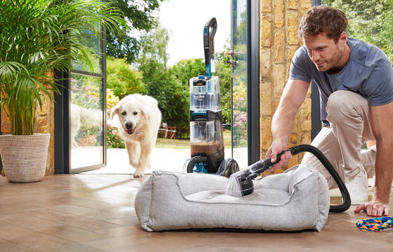 Vax Platinum SmartWash Pet-Design Carpet Cleaner CDCW-SWXP — cleaning a pet bed with the hand tool